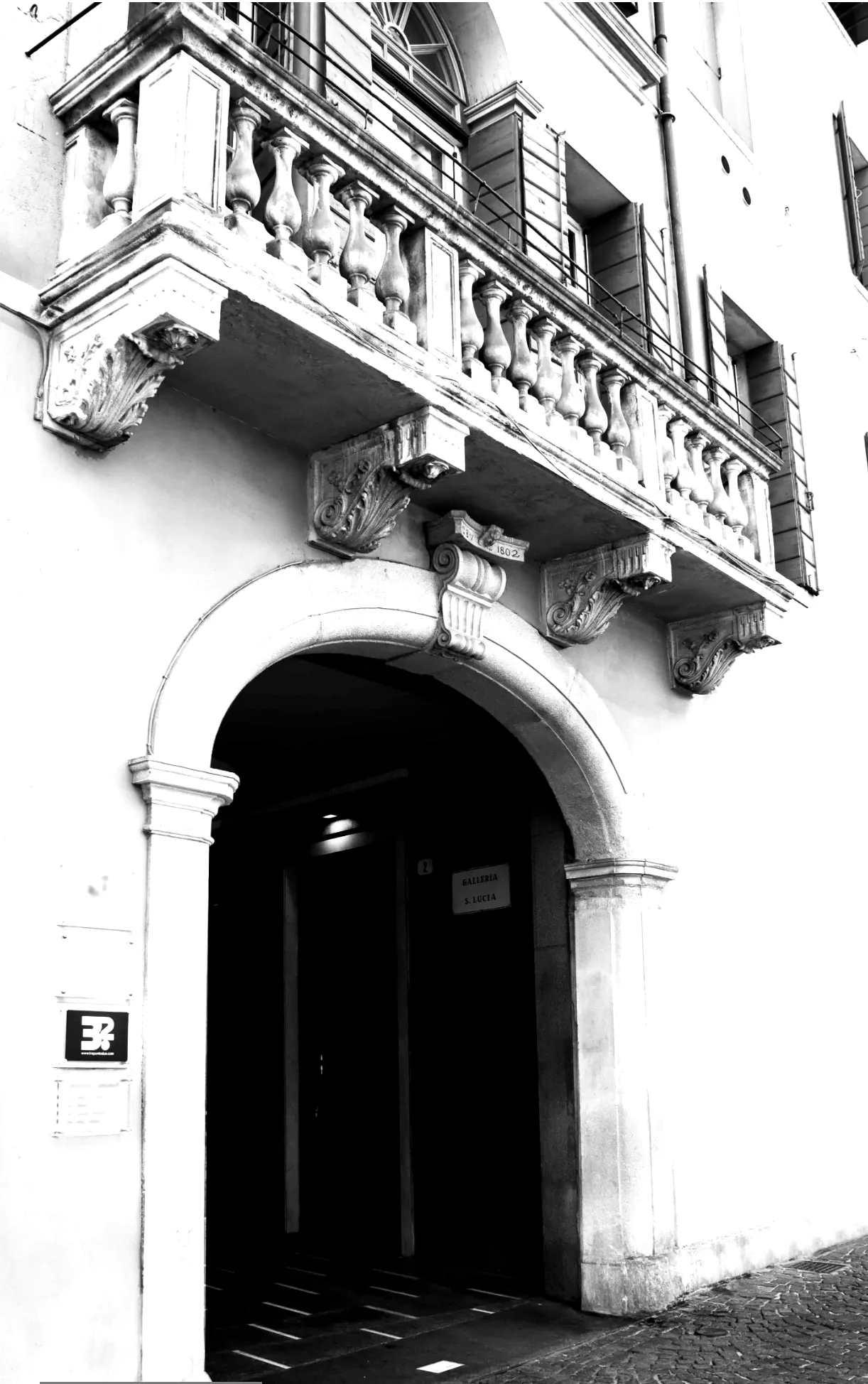Dettaglio in bianco e nero della Galleria S. Lucia